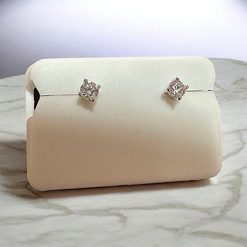 NWT MOISSANITE 925 Silver 0.25 CTW Elegant Silver Stud Earrings